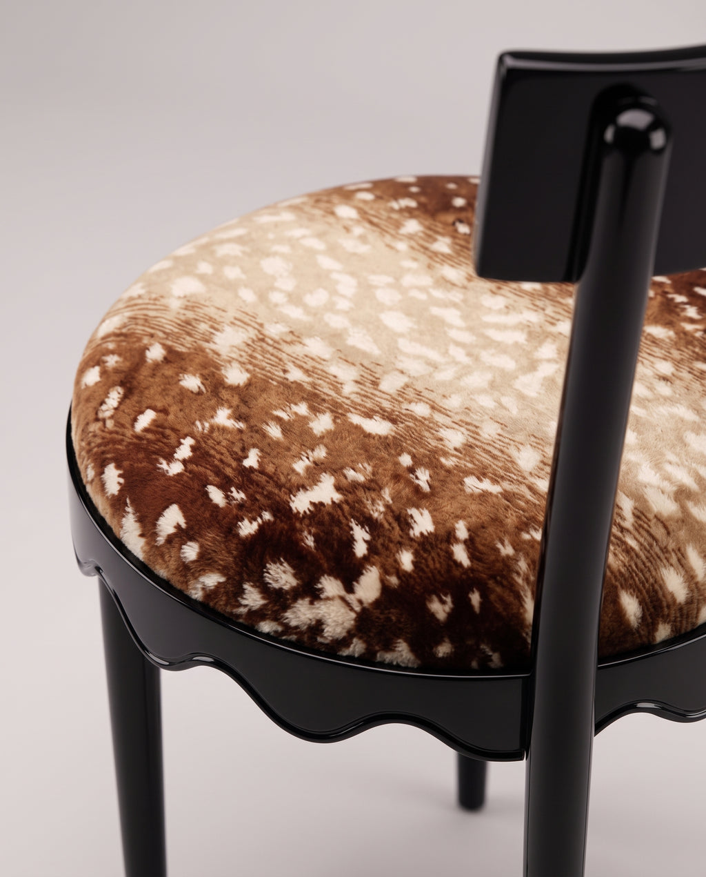 Chaise Romance, détail de l'assise en velours faon imprimé et de la ceinture festonnée noire, Monde Singulier Editions