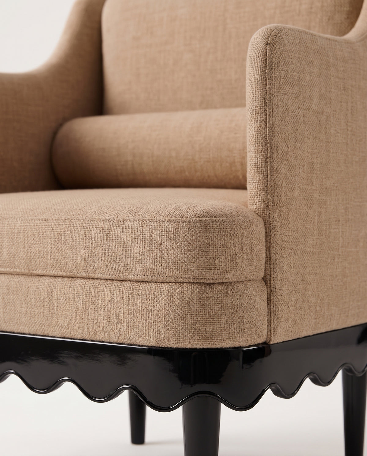 Fauteuil Romance noir, toile de coton noisette, en situation
