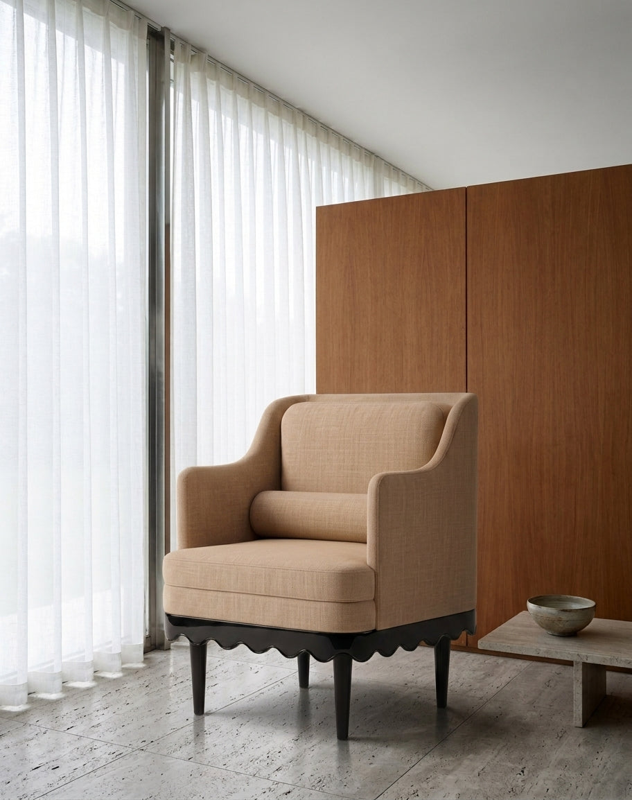 Fauteuil Romance noir, toile de coton noisette, en situation