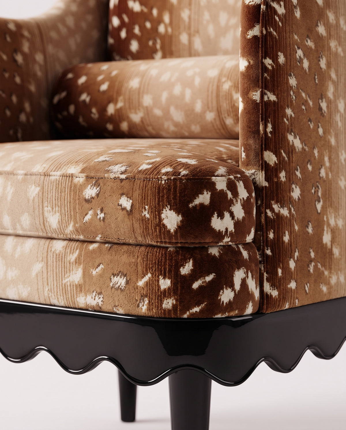 Fauteuil Romance en velours faon imprimé, détail de l'assise et de la jupe festonnée noire, Monde Singulier Editions