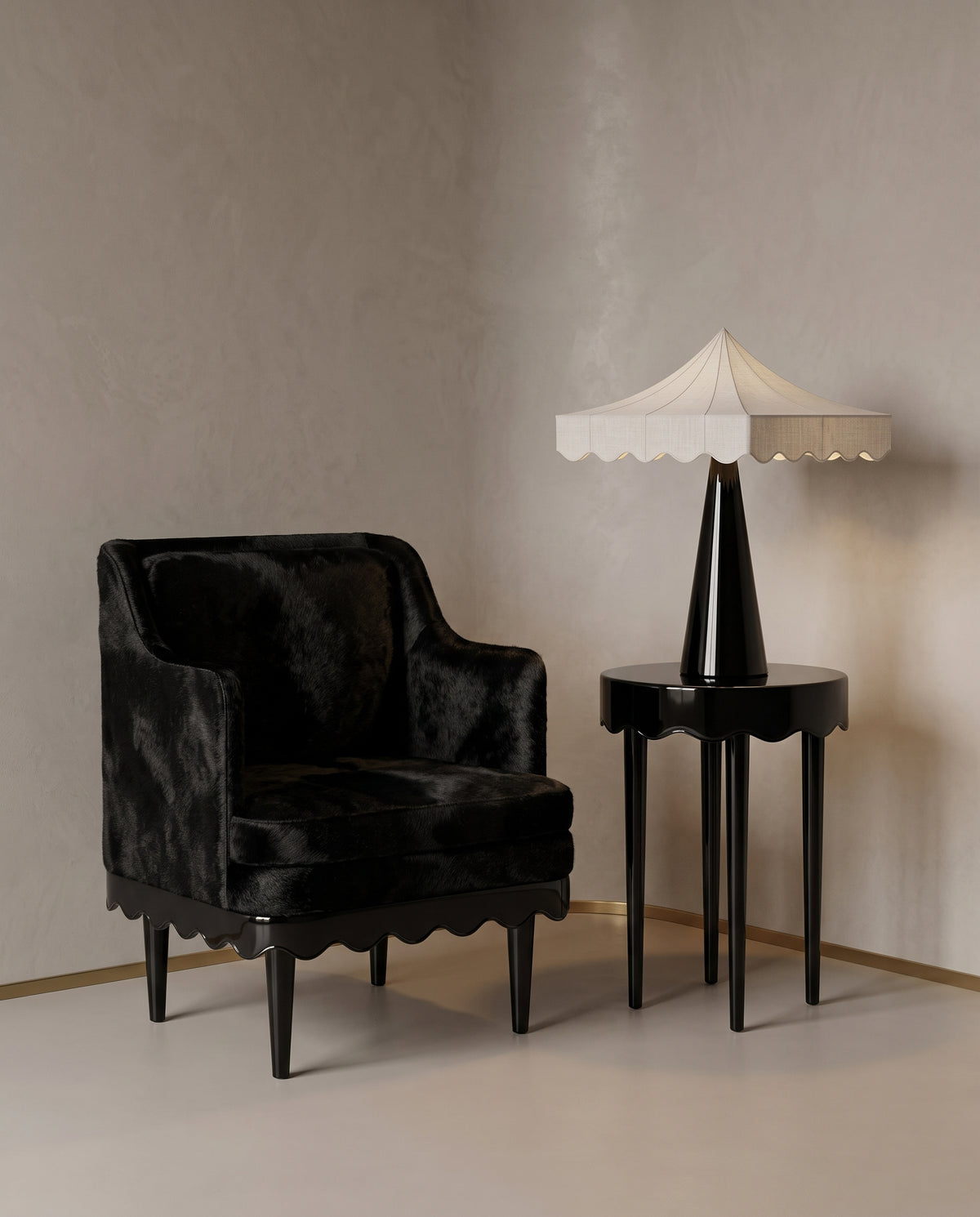 Fauteuil Romance noir, guéridon et lampe Romance à abat-jour festonné, en situation, Monde Singulier Editions