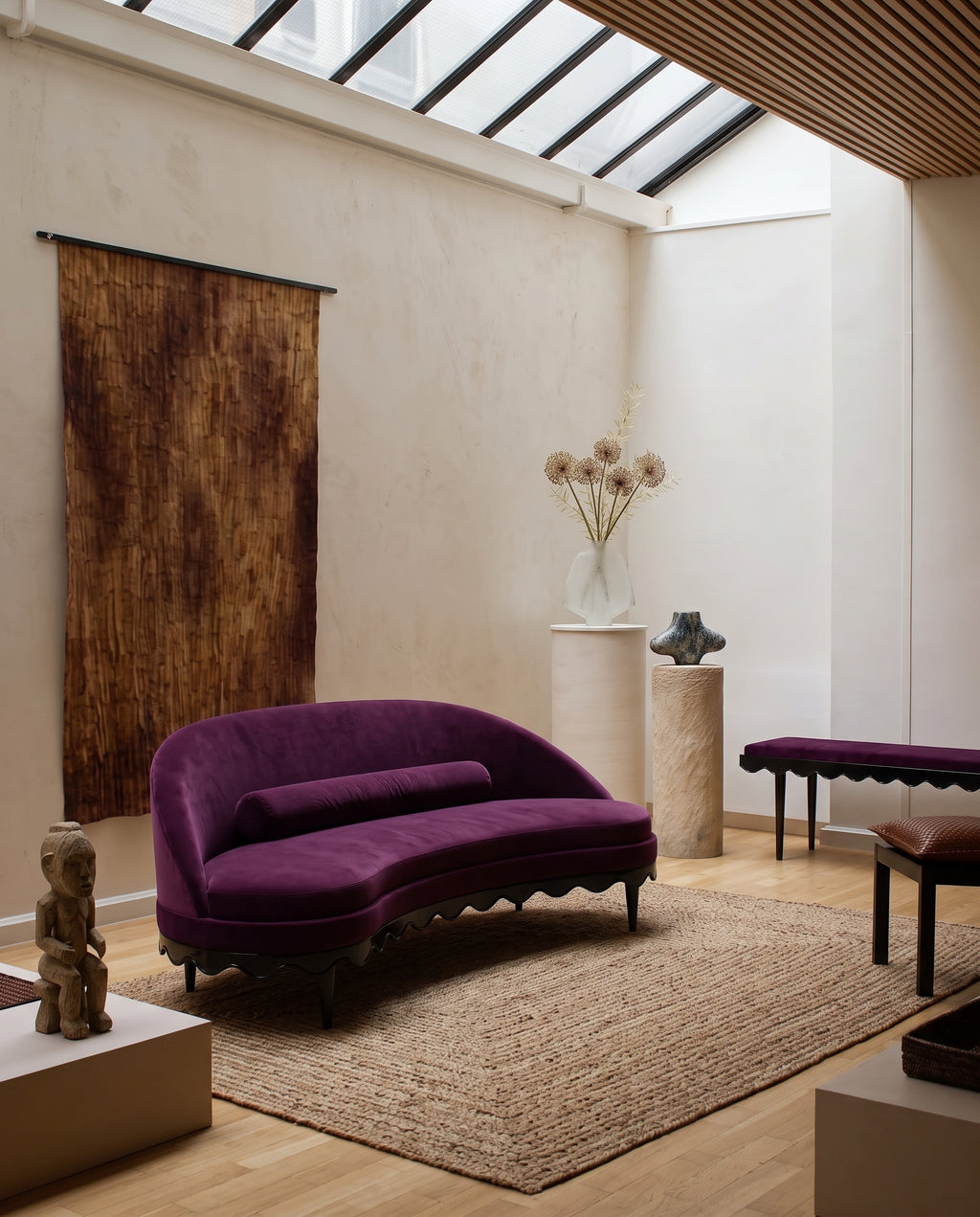 Canapé Romance en velours aubergine et banc assorti sous une verrière, en situation, Monde Singulier Editions